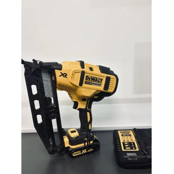 Pistol de batut cuie cu acumulator Dewalt DCN660