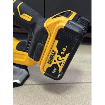 Ferăstrău vertical cu pendul DeWalt DCS 334 P2