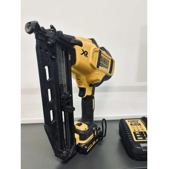 Pistol de batut cuie cu acumulator Dewalt DCN660